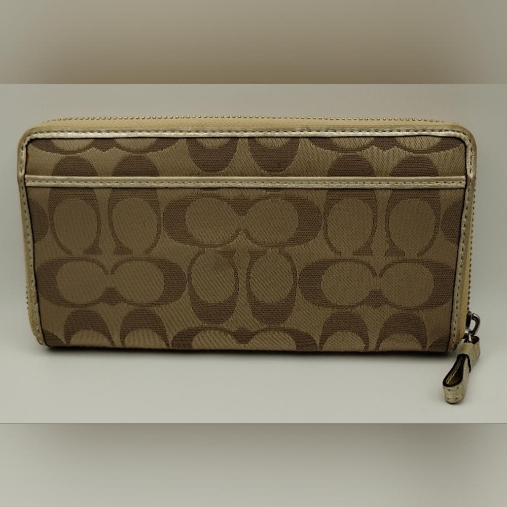 Coach Beige and Cream Wallet With Lavender Interior NWOT - Picture 2 of 3